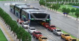 В Китае представили прототип автобуса на 1200 человек для езды над автомобилями