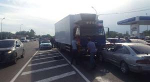 Инсульт у водителя Mercedes привел к массовому ДТП в Алматы