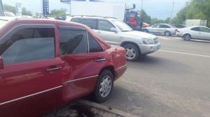 Инсульт у водителя Mercedes привел к массовому ДТП в Алматы 