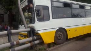 Автобус врезался в столб в Алматы, 13 пассажиров пострадали
