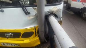Автобус врезался в столб в Алматы, 13 пассажиров пострадали