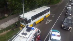 Автобус врезался в столб в Алматы, 13 пассажиров пострадали