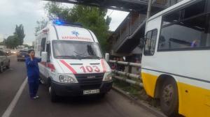 Автобус врезался в столб в Алматы, 13 пассажиров пострадали