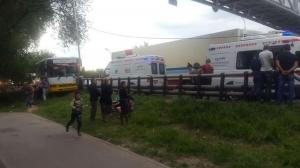 Автобус врезался в столб в Алматы, 13 пассажиров пострадали