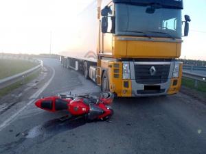 В Киеве столкнулись фура и мотоцикл, пострадала девушка
