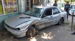 В результате ДТП автомобиль врезался в магазин в Алматы 