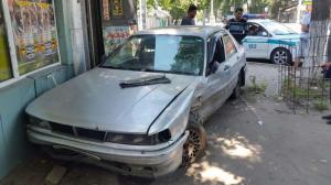 В результате ДТП автомобиль врезался в магазин в Алматы 