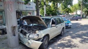 В результате ДТП автомобиль врезался в магазин в Алматы 