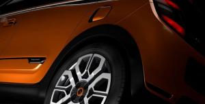 Renault опубликовал тизер усовершенствованного компакт-кара Twingo GT