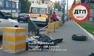 В Киеве оторвавшееся на скорости колесо автомобиля убило пожилого мужчину 