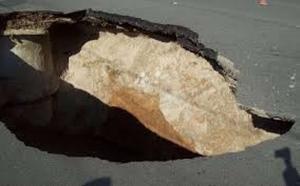 В результате падения автомобиля в дорожную яму в Туве погибли 4 человека