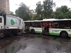 Мусоровоз задним ходом протаранил автобус на востоке Москвы, пострадали двое