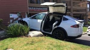 Tesla Model X врезалась в здание торгового центра