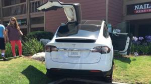 Tesla Model X врезалась в здание торгового центра