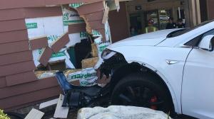 Tesla Model X врезалась в здание торгового центра