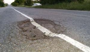 В Крыму дорожную разметку нанесли поверх ям