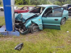 ДТП в Киеве: на Ватутина Daewoo Lanos врезался в опору билборда