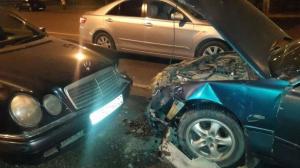 Два человека пострадали в ДТП с участием трех авто в Алматы