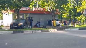 Автомобиль сбил трех человек на остановке в Подмосковье