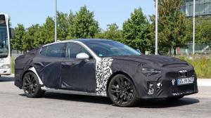 Большой седан Kia Stinger впервые заметили на тестах