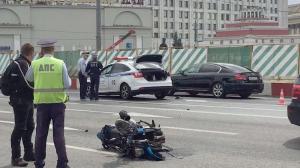 Мотоциклист столкнулся с машиной ГИБДД в Москве