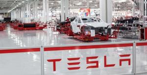 Концерн Tesla уже значительно увеличил количество выпускаемых электрокаров