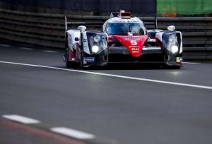 24 часа Ле-Мана: Toyota и Porsche вновь сражаются колесо в колесо