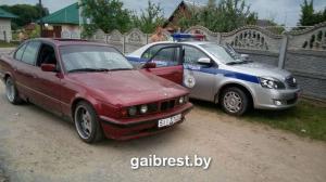 В Каменецком районе пьяный на BMW протащил гаишника на двери и врезался в служебный Geely