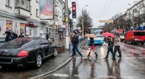 В Крыму водитель припарковал Bentley под светофором