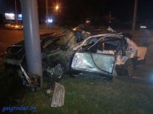 В Гродно Lexus на большой скорости врезался в столб: водитель погиб 
