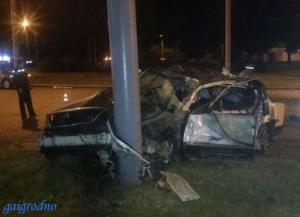 В Гродно Lexus на большой скорости врезался в столб: водитель погиб 