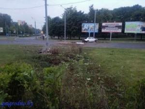 В Гродно Lexus на большой скорости врезался в столб: водитель погиб 