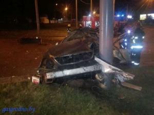 В Гродно Lexus на большой скорости врезался в столб: водитель погиб 