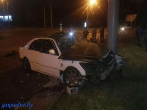 В Гродно Lexus на большой скорости врезался в столб: водитель погиб 