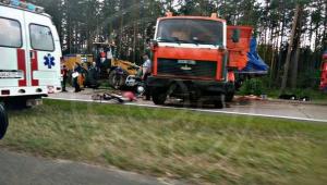 В Минской области Mercedes влетел в МАЗ дорожников: водитель фургона погиб