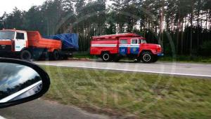 В Минской области Mercedes влетел в МАЗ дорожников: водитель фургона погиб 