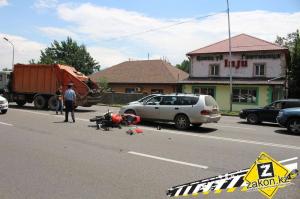 Из-за невнимательности водителей Ауди в Алматы пострадал мотоциклист 