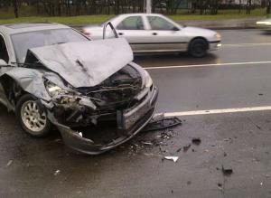 В Минске Peugeot на высокой скорости врезался в троллейбус