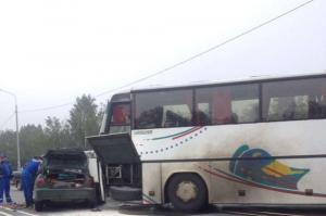 Туристический автобус попал в ДТП в Ленинградской области, есть погибший