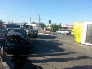 Пассажирский автобус перевернулся в ДТП в Шымкенте