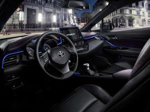 Toyota показала интерьер нового кроссовера C-HR