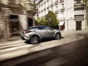 Toyota показала интерьер нового кроссовера C-HR