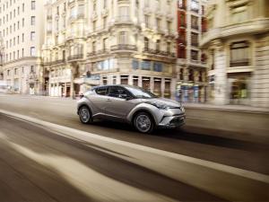 Toyota показала интерьер нового кроссовера C-HR