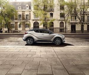 Toyota показала интерьер нового кроссовера C-HR