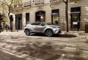 Toyota показала интерьер нового кроссовера C-HR