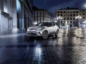 Toyota показала интерьер нового кроссовера C-HR