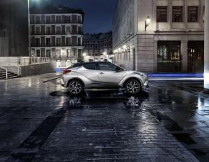 Toyota показала интерьер нового кроссовера C-HR