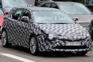 Toyota начала тестировать Auris нового поколения 