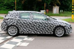 Toyota начала тестировать Auris нового поколения 