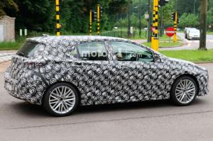 Toyota начала тестировать Auris нового поколения 
